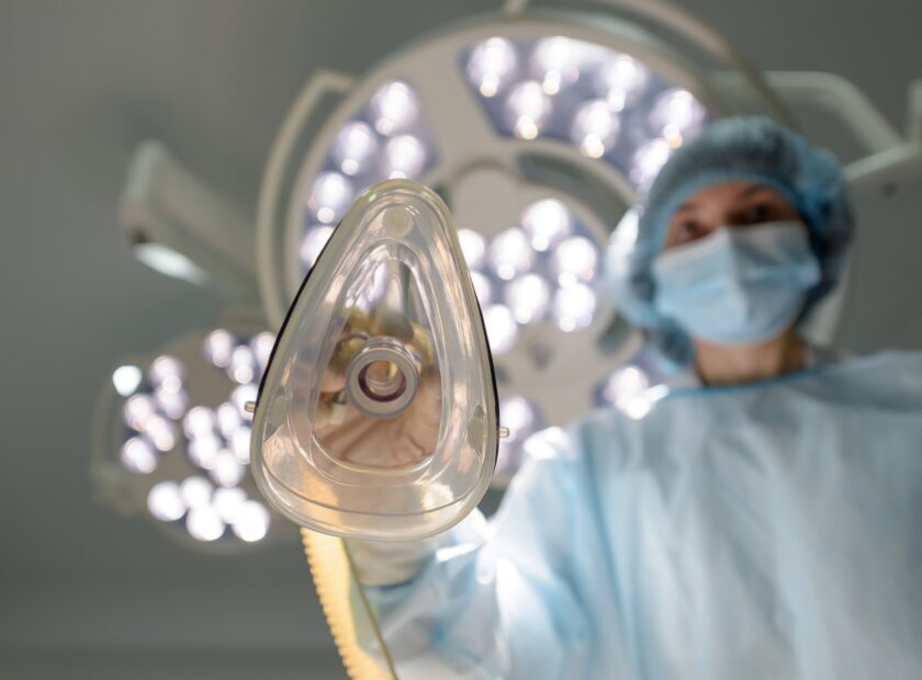Anesthesiologist,Puts,An,Oxygen,Mask,On,The,Patient.,Preparing,For