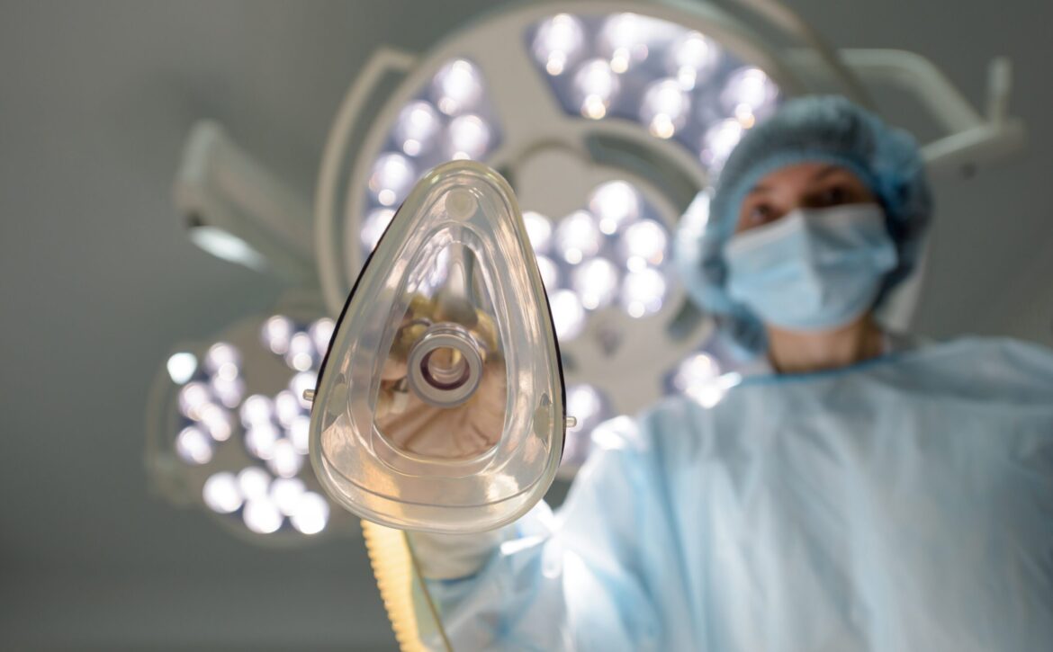 Anesthesiologist,Puts,An,Oxygen,Mask,On,The,Patient.,Preparing,For